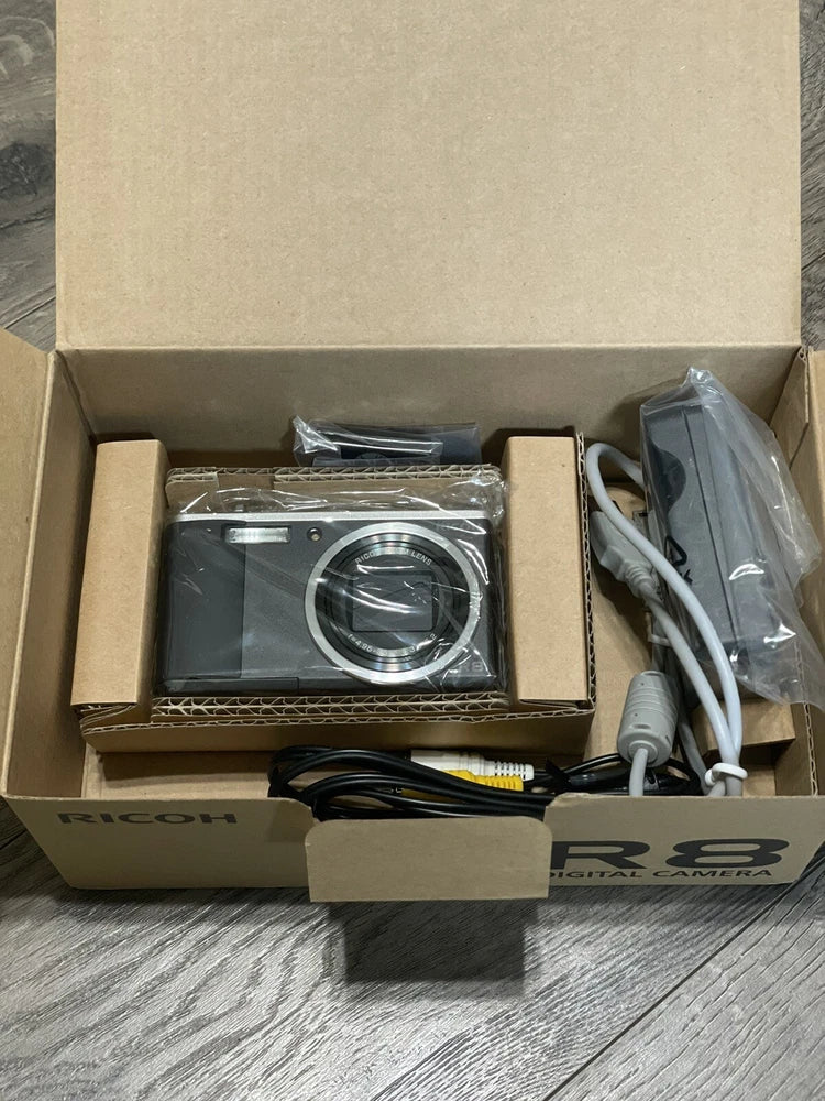 Ricoh R8 10MP 7.1x Zoom Compact Digital Camera – Rare Black Edition (Brand New)